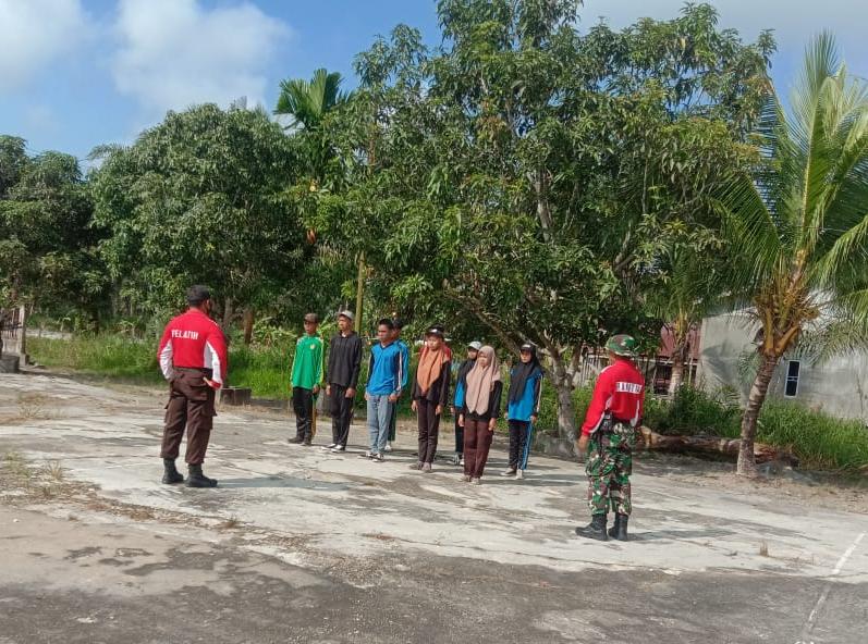Sertu Mardia Babinsa 03/Tempuling Latih Paskibraka Kecamatan Kempas Dalam Rangka HUT RI Ke-77
