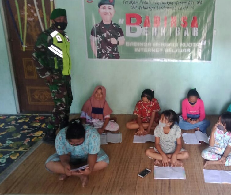 Babinsa Koramil 03/Siak Laksanakan Belajar Daring Bagi Anak Kurang Mampu