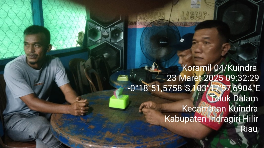 Babinsa Koramil 04/Kdr Melakukan Komsos di Kampung Kuala Hidayat