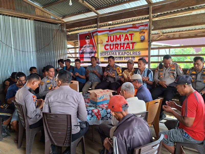 Polres Inhil Berikan Life Jacket Kepada Nelayan