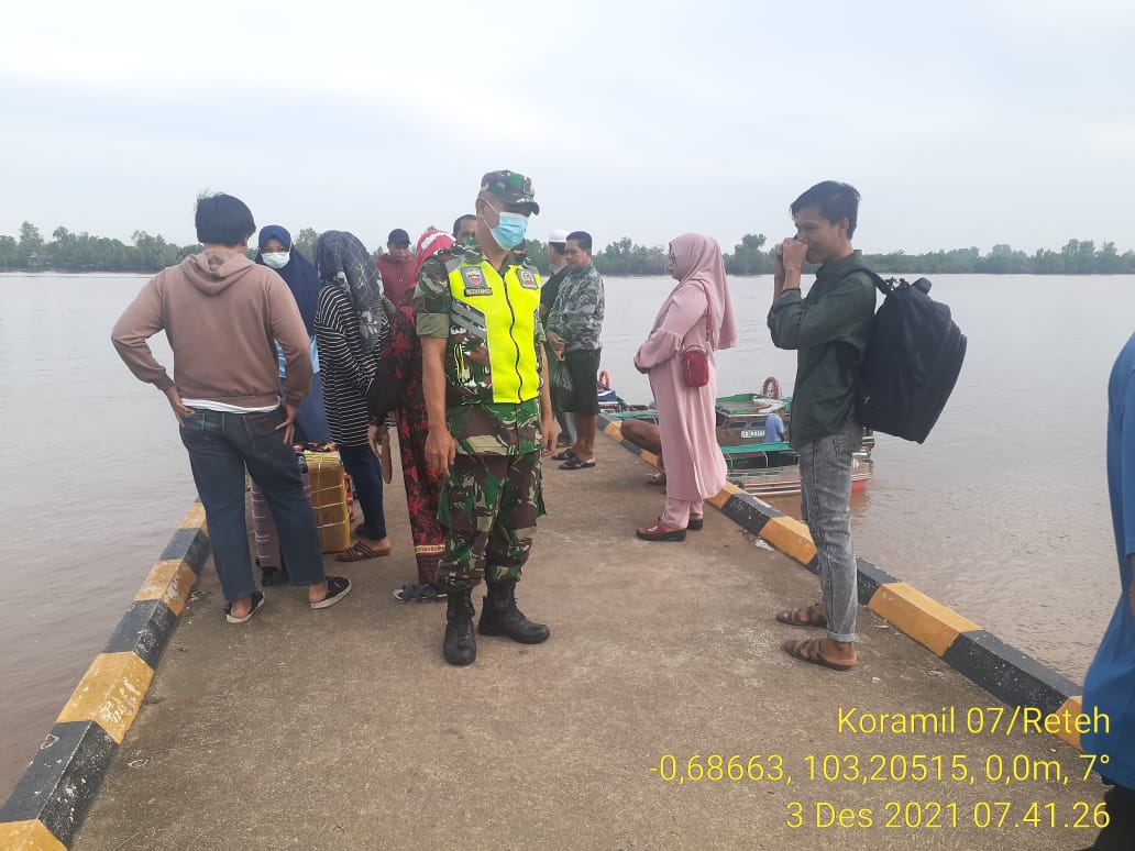 Babinsa Koramil 07/Reteh Selalu Himbau Warga di Pelabuhan untuk Patuhi Protokol Kesehatan