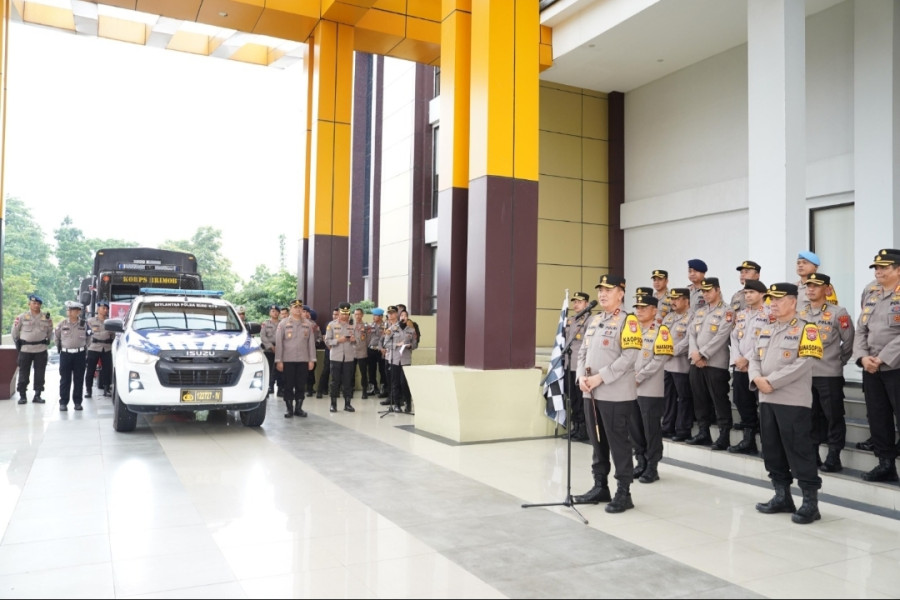 Polda Riau Kirim Tiga Truk Bantuan Sembako Korban Galodo Sumbar