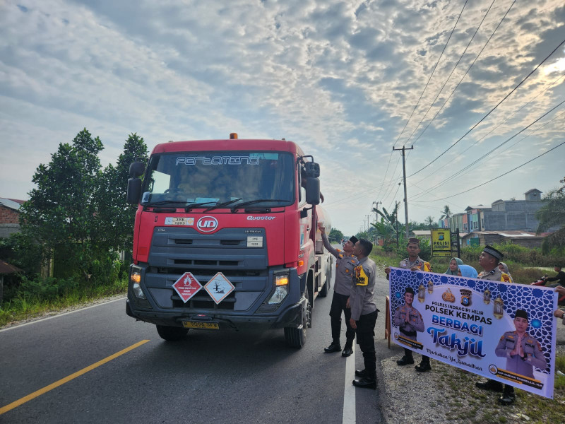 Polsek Kempas Berbagi Takjil Ramadhan, Wujud Kepedulian dan Kebersamaan terhadap sesama
