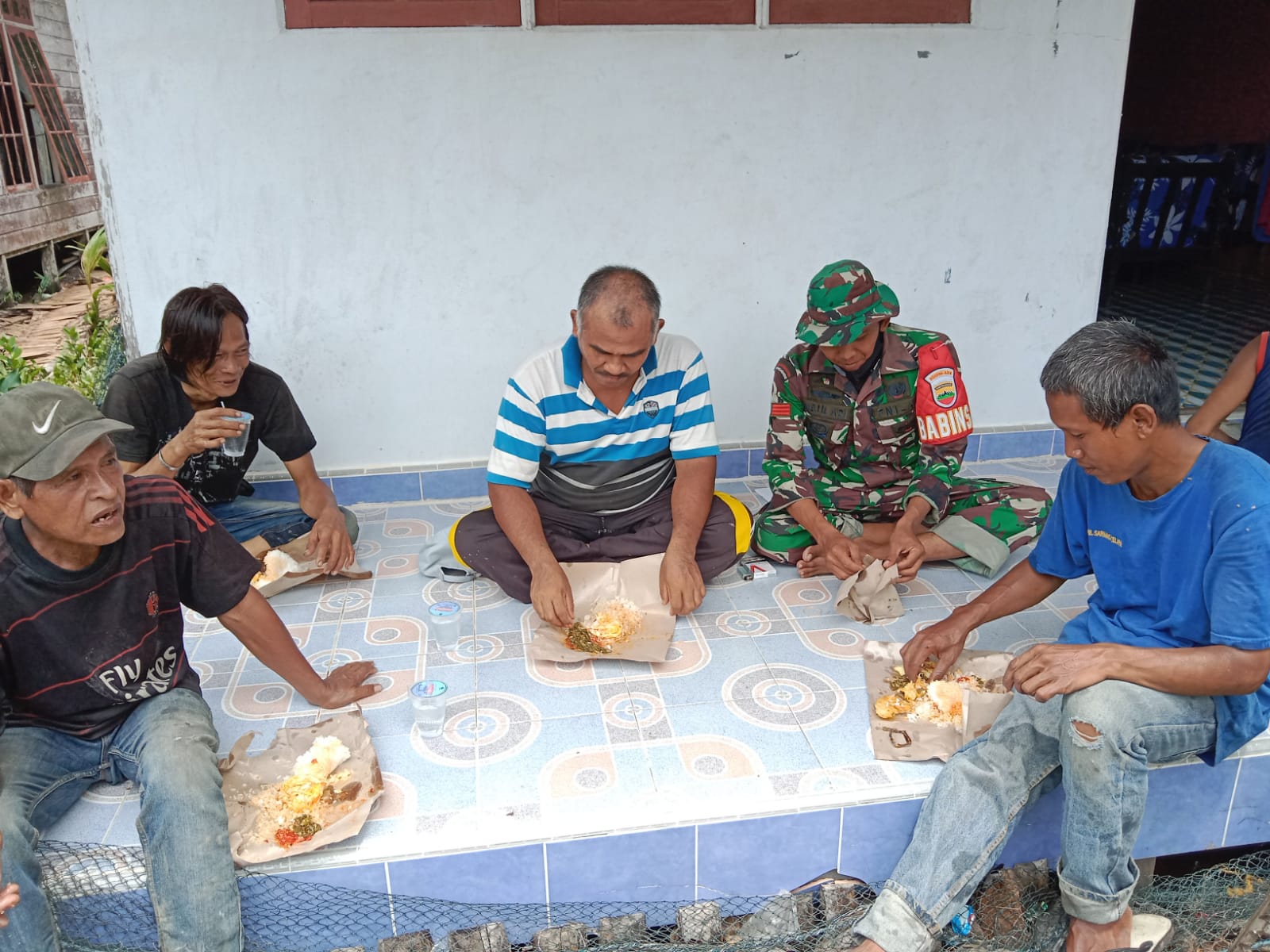 Komsos, Babinsa 04/Kuindra Terus Dekatkan Diri dengan Warga Binaan