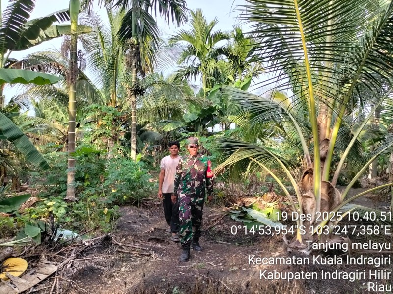 Masyarakat Desa Tanjung Melayu Sambut Baik Patroli Tapal Batas Babinsa Koramil 04/Kuindra