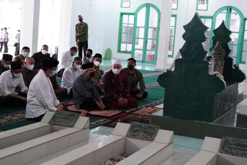 Wapres Ziarah ke Makam Pendiri Pesantren Al-khairaat Palu