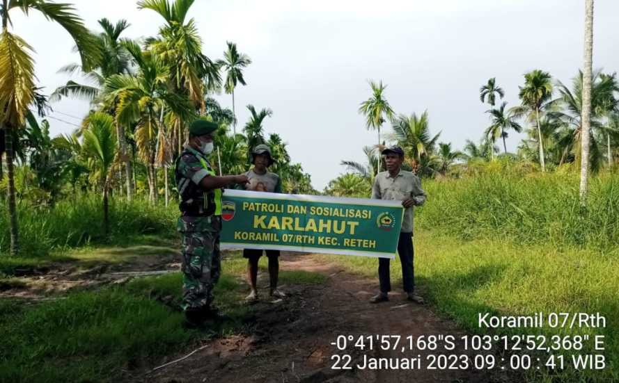 Babinsa Koramil 07/Reteh Turun Ke Wilayah Guna Lakukan Sosialisasi