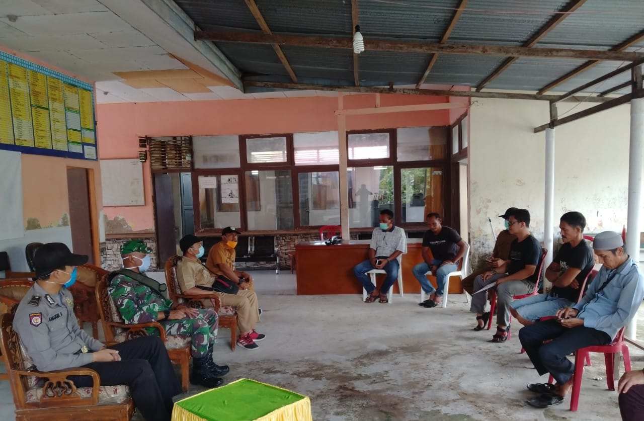 Babinsa Koramil 04/Kuindra Komsos dengan Unsur Forkopimcam