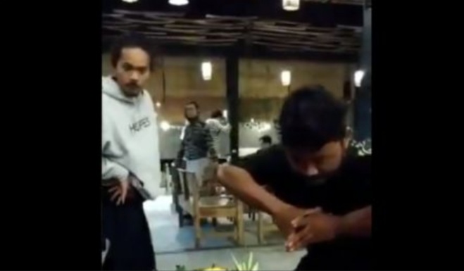 Pemuda Ini Pura-Pura Kesurupan Sambil Makan Tumpeng, Aksinya Bikin Ngakak, Yuk Lihat  Pemuda Ini Pura-Pura Kesurupan Sambil Makan Tumpeng, Aksinya Bikin Ngakak, Yuk Lihat