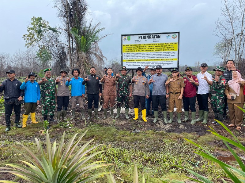Pemasangan Plang Larangan di Lahan Bekas Kebakaran, Kapolres Inhil: Sinergi Semua Pihak dalam Mencegah Karhutla