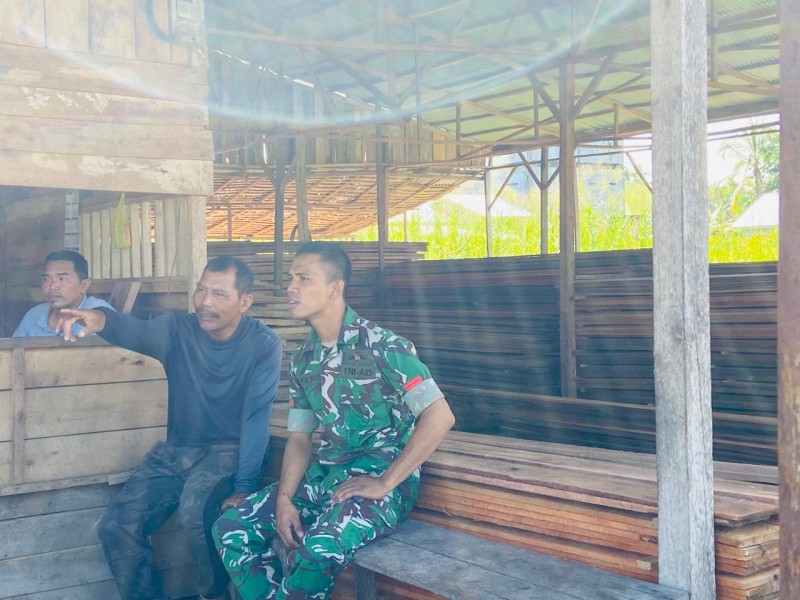 Babinsa Koramil 05/Gas Pratu Kairul Yakup Komsos Bersama Masyarakat