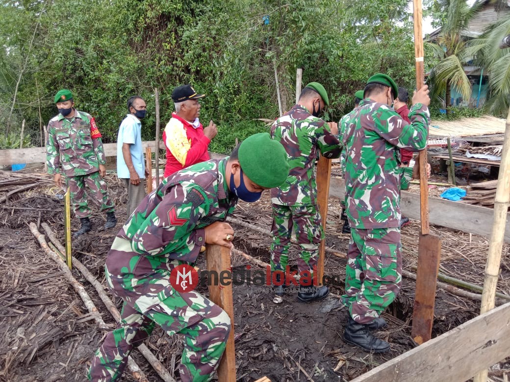 Danramil 12/Batang Tuaka Pimpin Goro Pembangunan Rumah Korban Puting Beliung