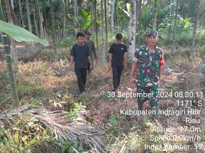 Pencegahan Karhutla Rutin Dilaksanakan Babinsa Koramil 07/Reteh Bersama Warga