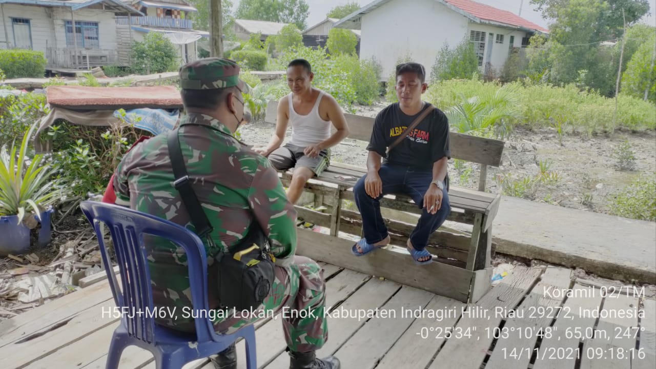 Babinsa Koramil 02/Tanah Merah Komsos Bersama Masyarakat Desa Sungai Lokan