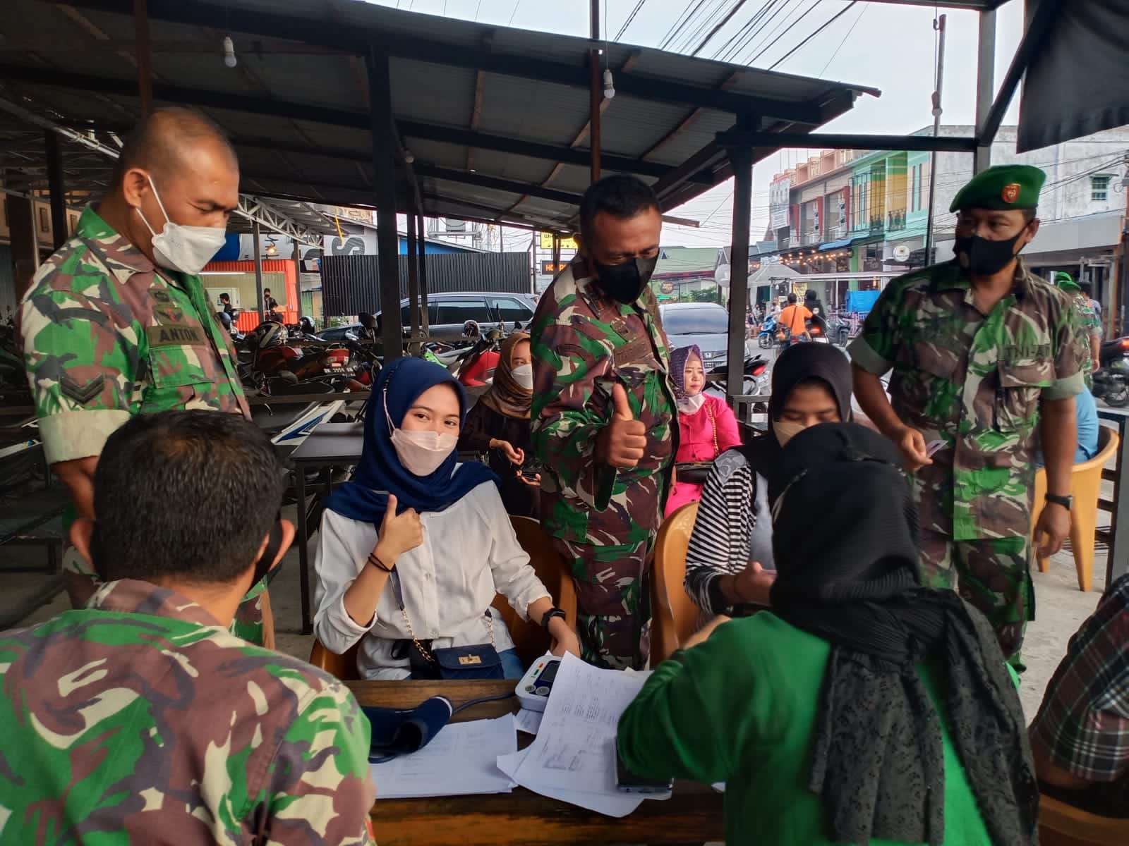 Personil Kodim 0314/Inhil Kejar Target Serbuan Vaksinasi Menjelang Berbuka Puasa