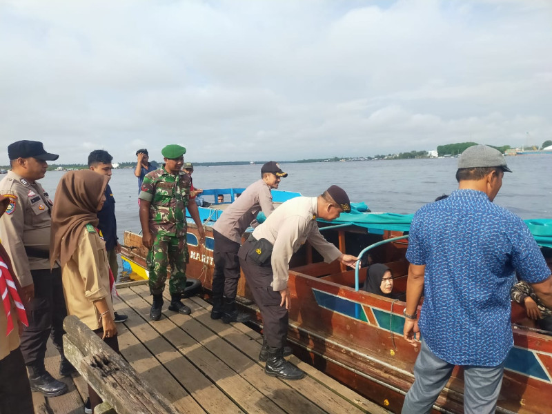 Bangun Komunikasi Yang Efektif, Kanit Samapta Iptu Jumri dan Personil Koramil 06 Kateman Laksanakan Pos Pengamanan Natal dan Tahun Baru