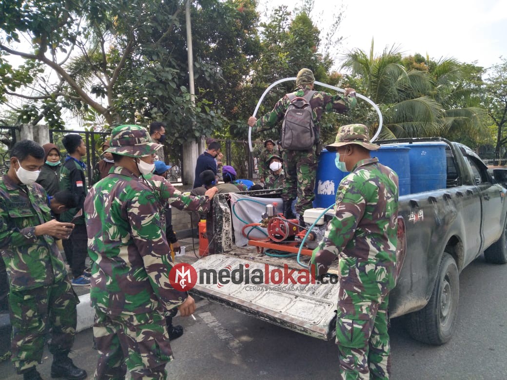 Kodim 0314/Inhil Lakukan Penyemprotan Cegah Covid-19 di Tembilahan Kota