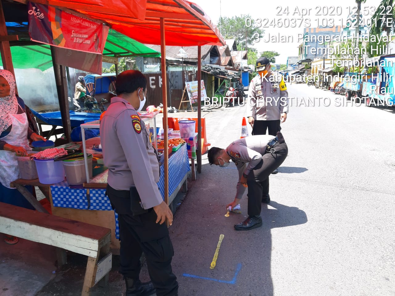Polres Inhil Lakukan Rekayasa Sosial Physical Distancing di Pasar Wadai Tembilahan 