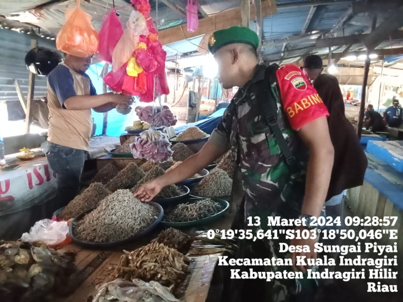 Saat Bulan Ramadhan, Babinsa Koramil 04/Kuindra Giat Lakukan Hanpangan Terhadap Stok dan Harga Sembako Tetap Stabil