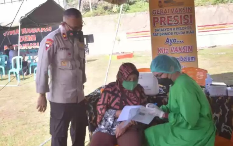 Wadanyon Brimob B Pelopor Polda Riau Tinjau Ekselarasi Percepatan Vaksinasi Covid-19 di Rohil