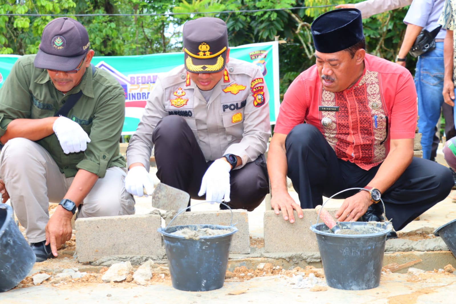 Tak Kuasa Menahan Tangis, Kapolres Inhu Letakkan Batu Pertama Pembangunan Rumah Impian Nurhayati