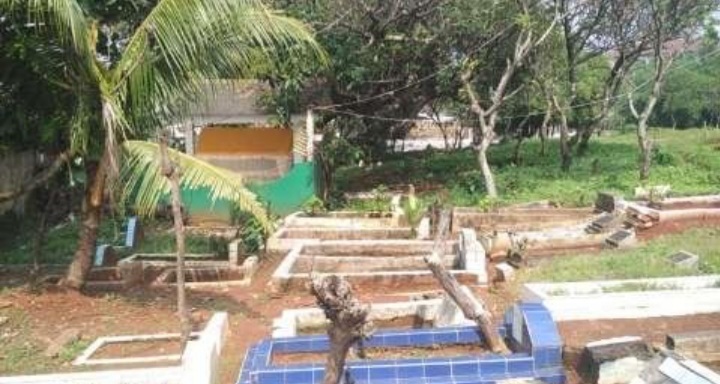 Diduga Terkait Santet, Warga Temukan Foto-foto Wanita di Kuburan Diduga Terkait Santet, Warga Temukan Foto-foto Wanita di Kuburan