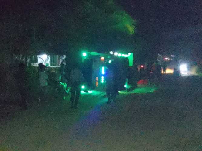 Akibat Jalan Berlobang Satu Unit Truk Bermuatan TBS Terguling