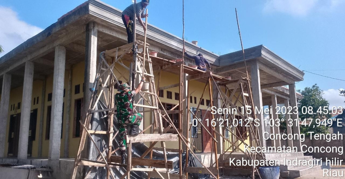 Babinsa Koramil 04/Kuindra dan Masyarakat Membantu Merehab Mesjid Al Muttaqin