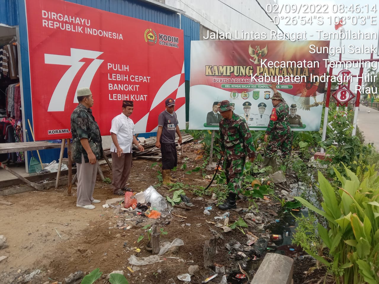 Babinsa Koramil 03/Tempuling Goro di Kampung Pancasila Bersihkan Sampah dan Kiri Kanan Jalan
