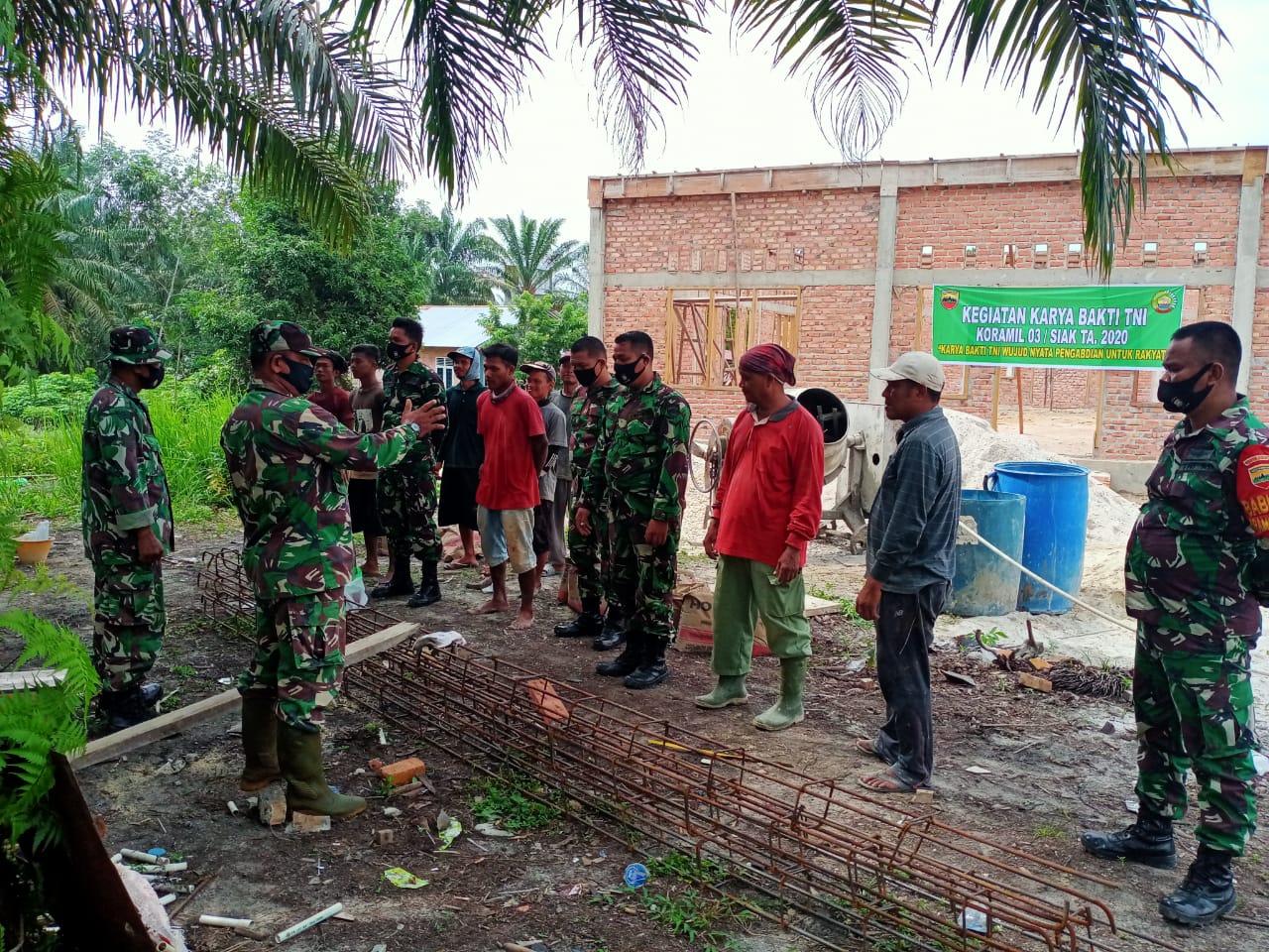 Babinsa Koramil 03/Siak Ikut Melaksanakan Karya Bakti Pembangunan Masjid Ubay Bin Ka'ab