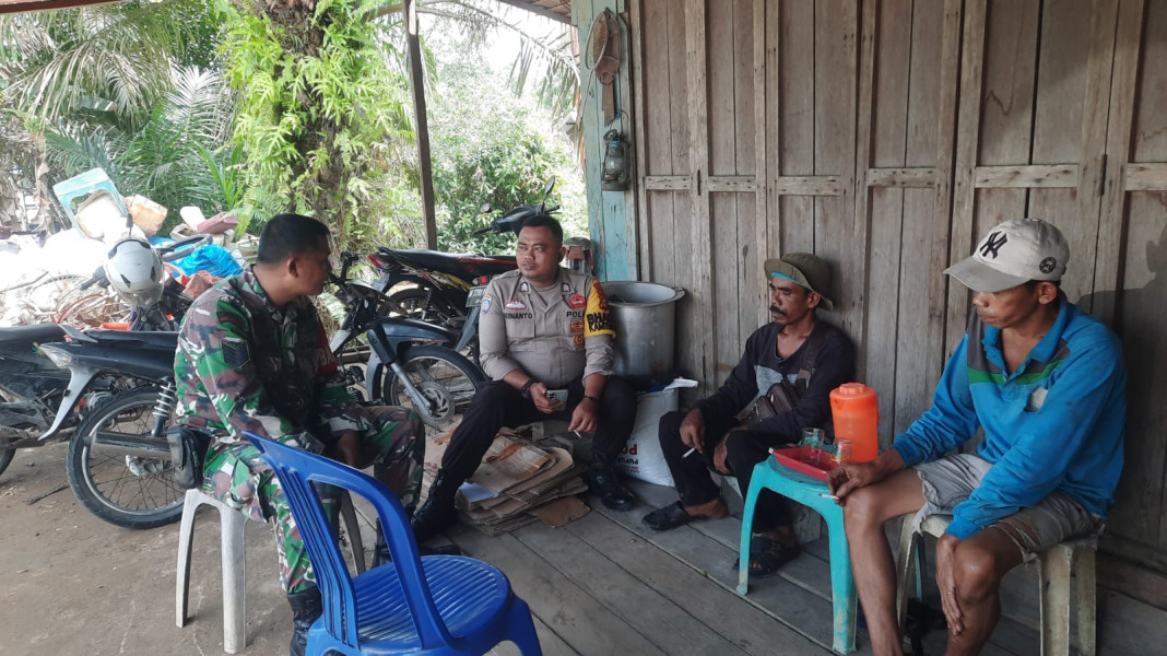 Bersama Bhabinkamtibmas, Babinsa Koramil 03/Tpl Patroli Keliling Desa Dan Sambangi Mitra Karib