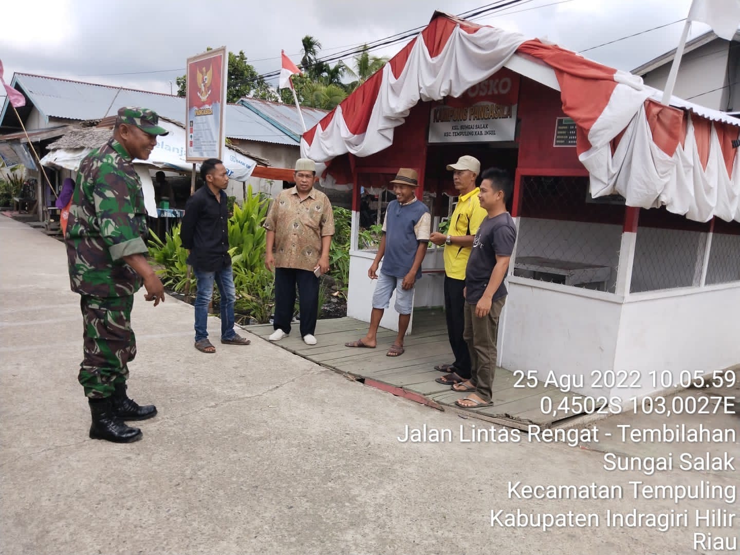 Perkuat Kebersamaan Warga, Babinsa Koramil 03/Tempuling Komsos di Kampung Pancasila