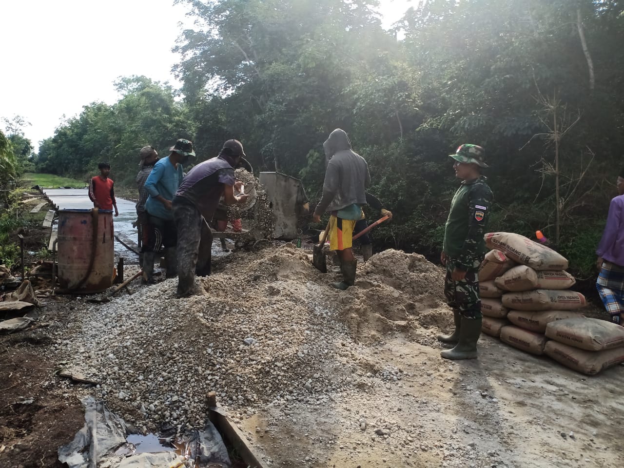 Gugah Semangat Gotong Royong Warga Melalui TMMD ke 108 Kodim 0303/Bengkalis Gugah Semangat Gotong Royong Warga Melalui TMMD ke 108 Kodim 0303/Bengkalis