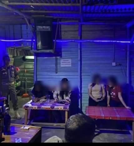 Tim Yustisi Kampar Amankan Wanita dan Puluhan Botol Miras di Warung Remang-remang