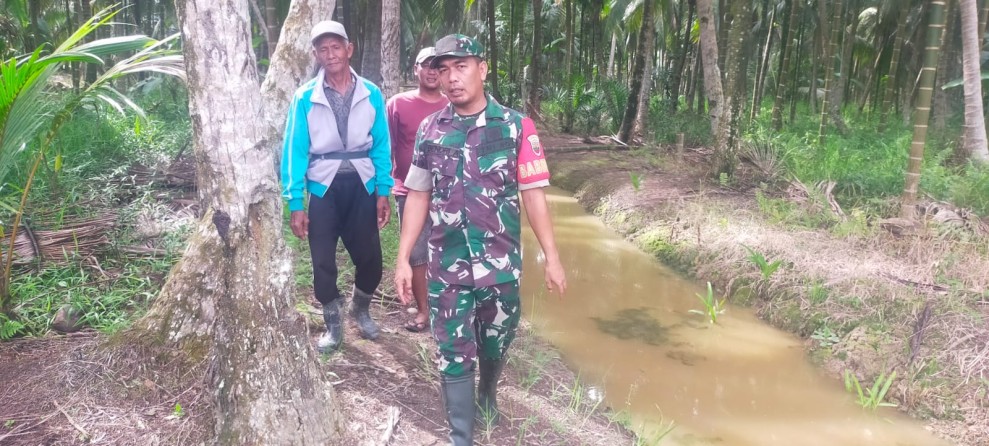 Babinsa Koramil 07/Reteh Laksanakan Patroli dan Sosialisasi untuk Kebakaran Lahan dan Hutan di Wilayah Binaan