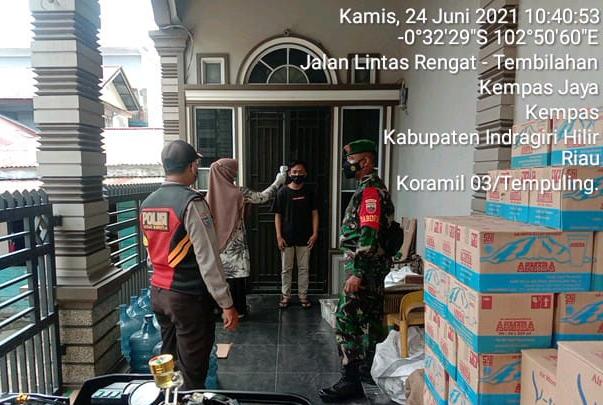Babinsa 03/Tempuling Bersama Bhabinkamtibmas Dampingi Nakes Tracing Contact ke Rumah Warga