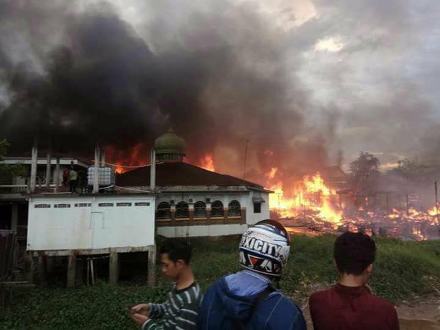 Allah Huakbar, Masjid di Pekanbaru ini Tak Tersentuh Api Meski Perumahan di Sekelilingnya Terbakar