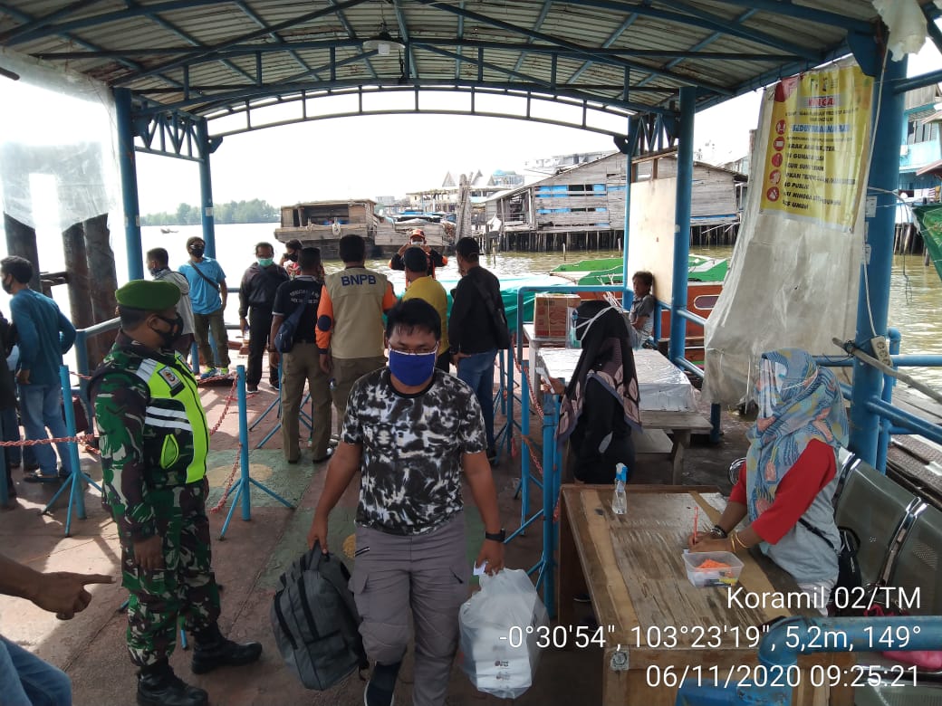 Aktif Tegakan Prokes di Pelabuhan Dishub, Ini Pesan Babinsa Koramil 02/Tanah Merah