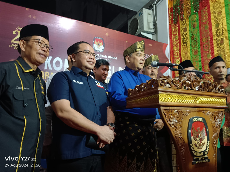 Pasangan Berani, Edy Natar-Destrayani Bibra mendaftar ke KPU Pekanbaru