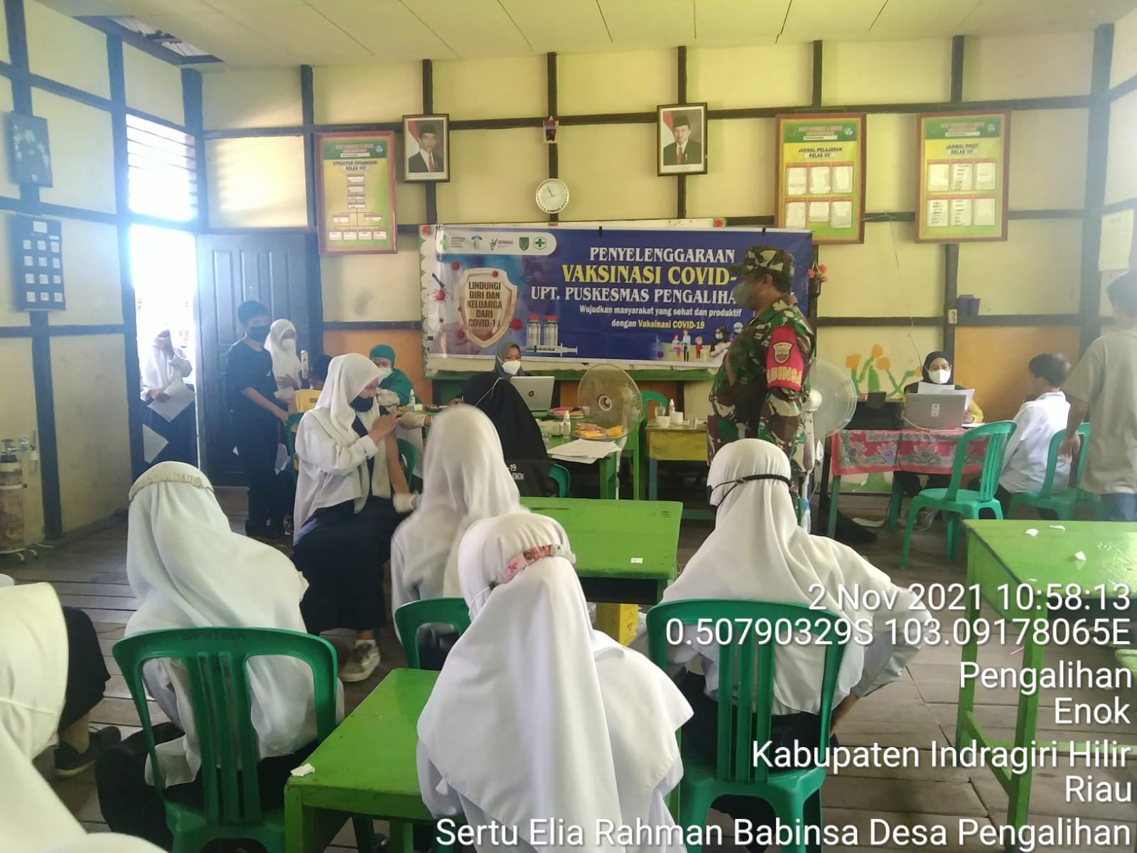 Babinsa Koramil 02/Tanah Merah Dampingi Vaksinasi Pelajar di Enok
