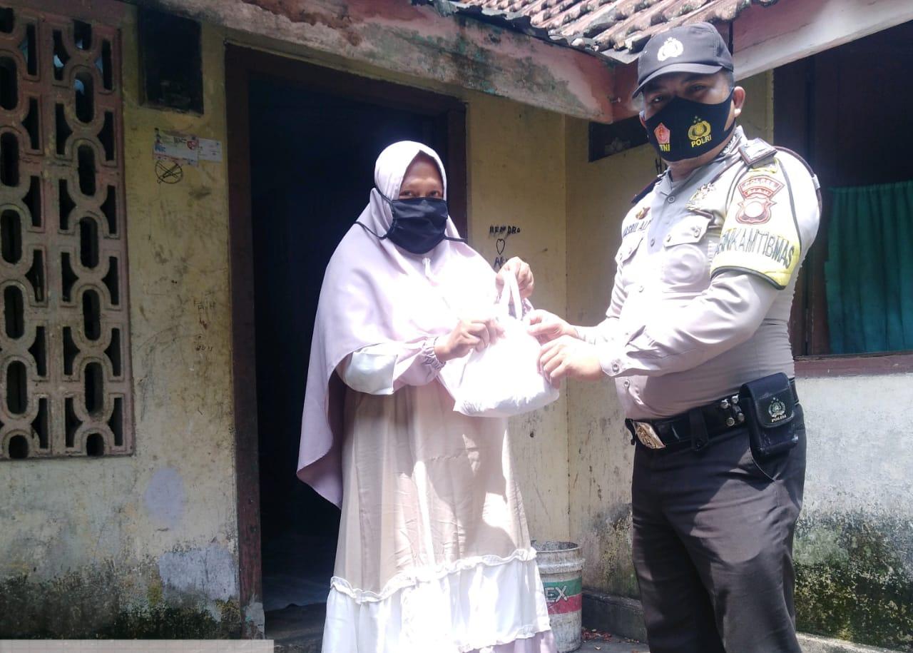 Cerdas, Polisi di Polsek Kuantan Tengah Keliling Kampung Bagikan Daging Kurban