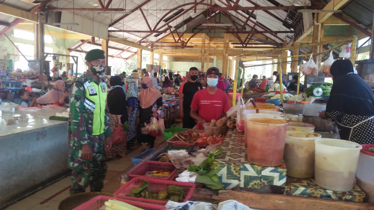 Serka Joni Babinsa Koramil 03/Siak Tegakan Disiplin Prokes di Pasar Tradisional