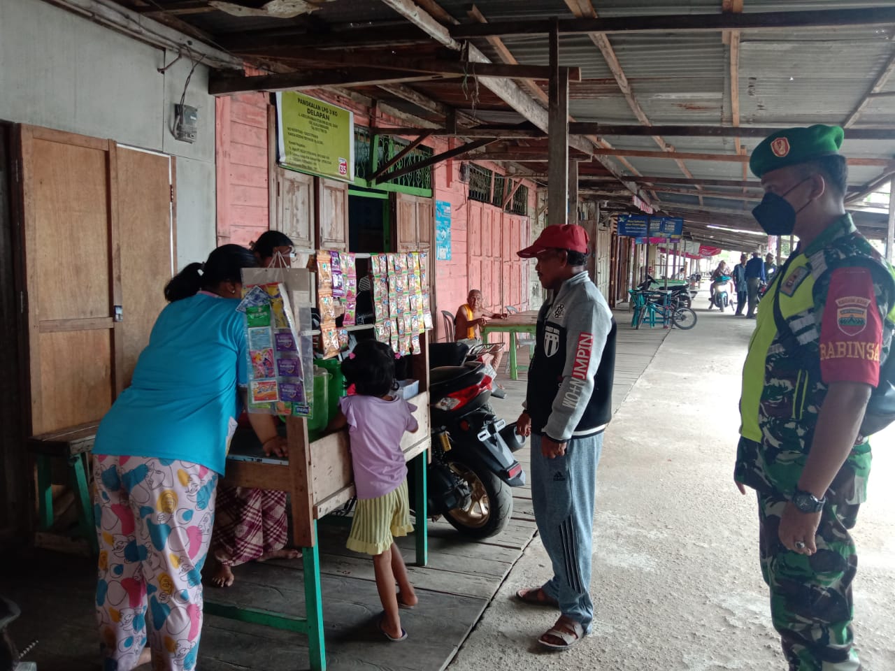 Di Tempat Keramaian, Anggota Koramil 04/Kuindra Tegakkan Disiplin Prokes