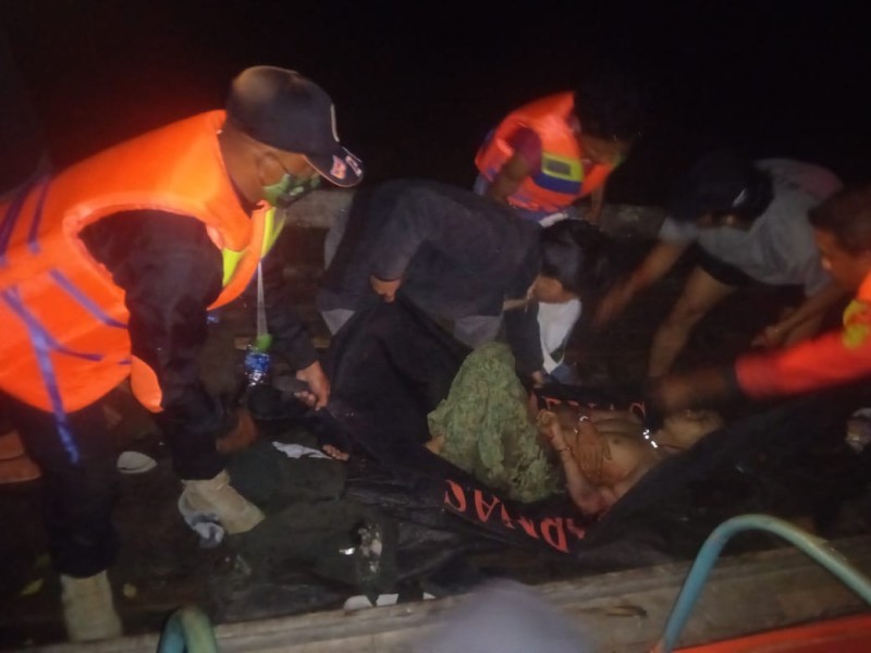 Petugas BPBD Inhil Evakuasi Korban Laka Laut di Perairan Sungai Dusun