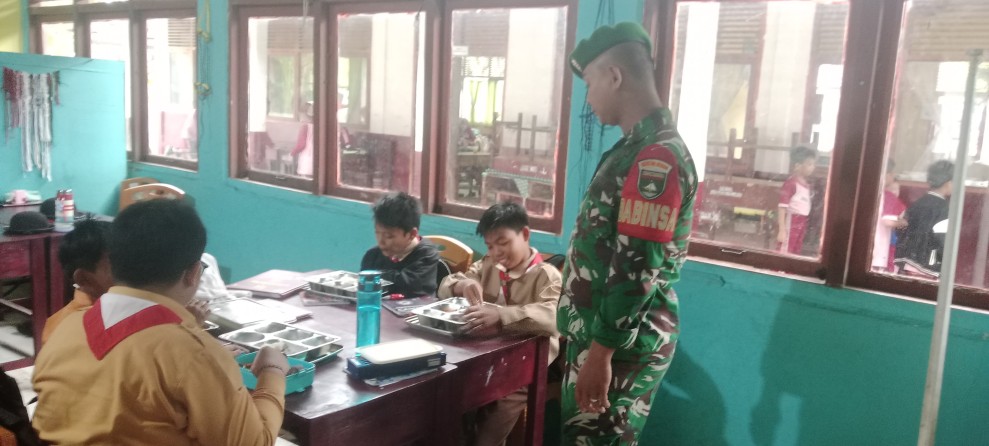 BABINSA KORAMIL 03/TPL DAMPINGI SPPG DALAM PENYALURAN MAKAN BERGIZI GRATIS DI KECAMATAN KEMPAS
