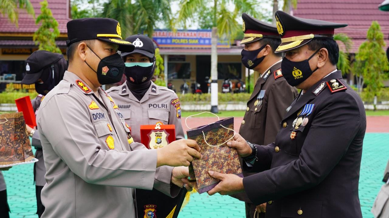 Kapolres Siak Pimpin Upacara Purna Bakti Lima Anggota Polres Siak