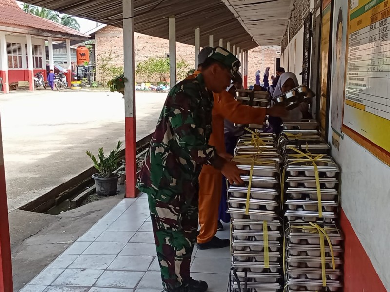 Babinsa Dampingi Kegiatan Makan Bergizi Gratis di Sekolah