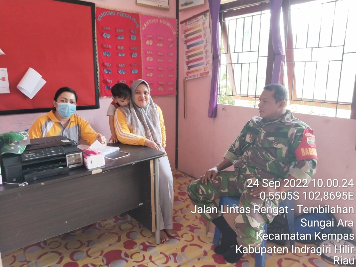 Dukung dan Wujudkan Kualitas Keluarga Unggul, Babinsa Koramil 03/Tempuling Komsos Dengan Petugas Pustu