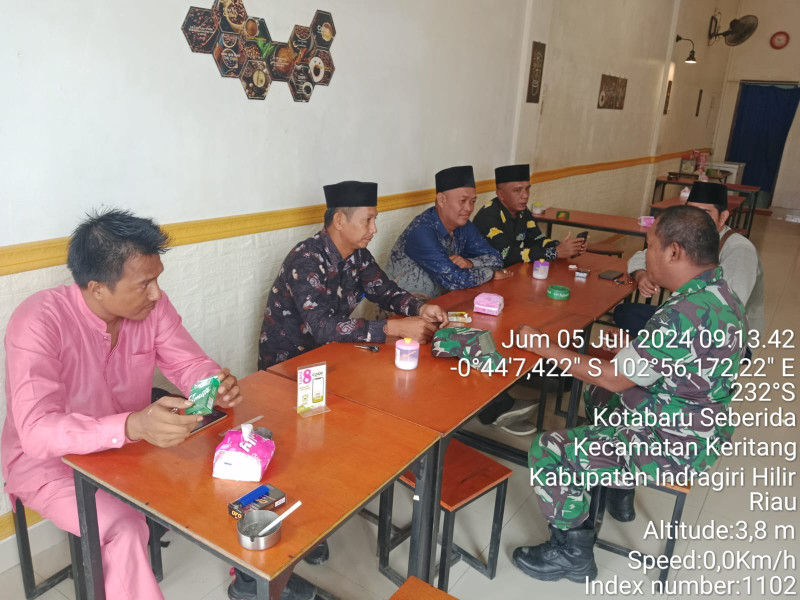 Bersama Sekcam dan Staf Kecamatan, Babinsa Koramil 09/Kemuning Berikan Informasi Terkait Pengamanan Jelang Pilkada