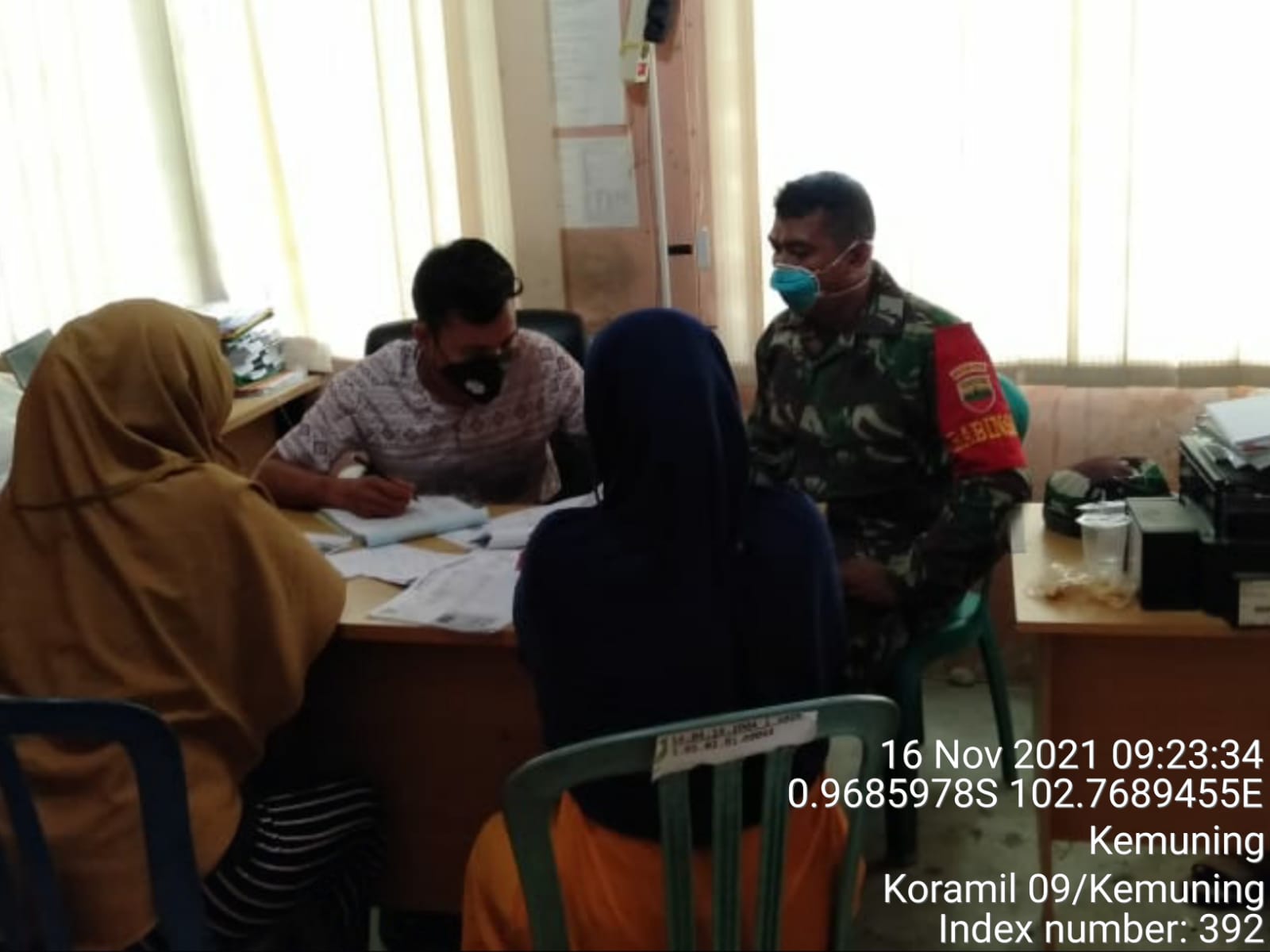 Babinsa 09/Kemuning Komsos dengan Aparat Desa Sekara